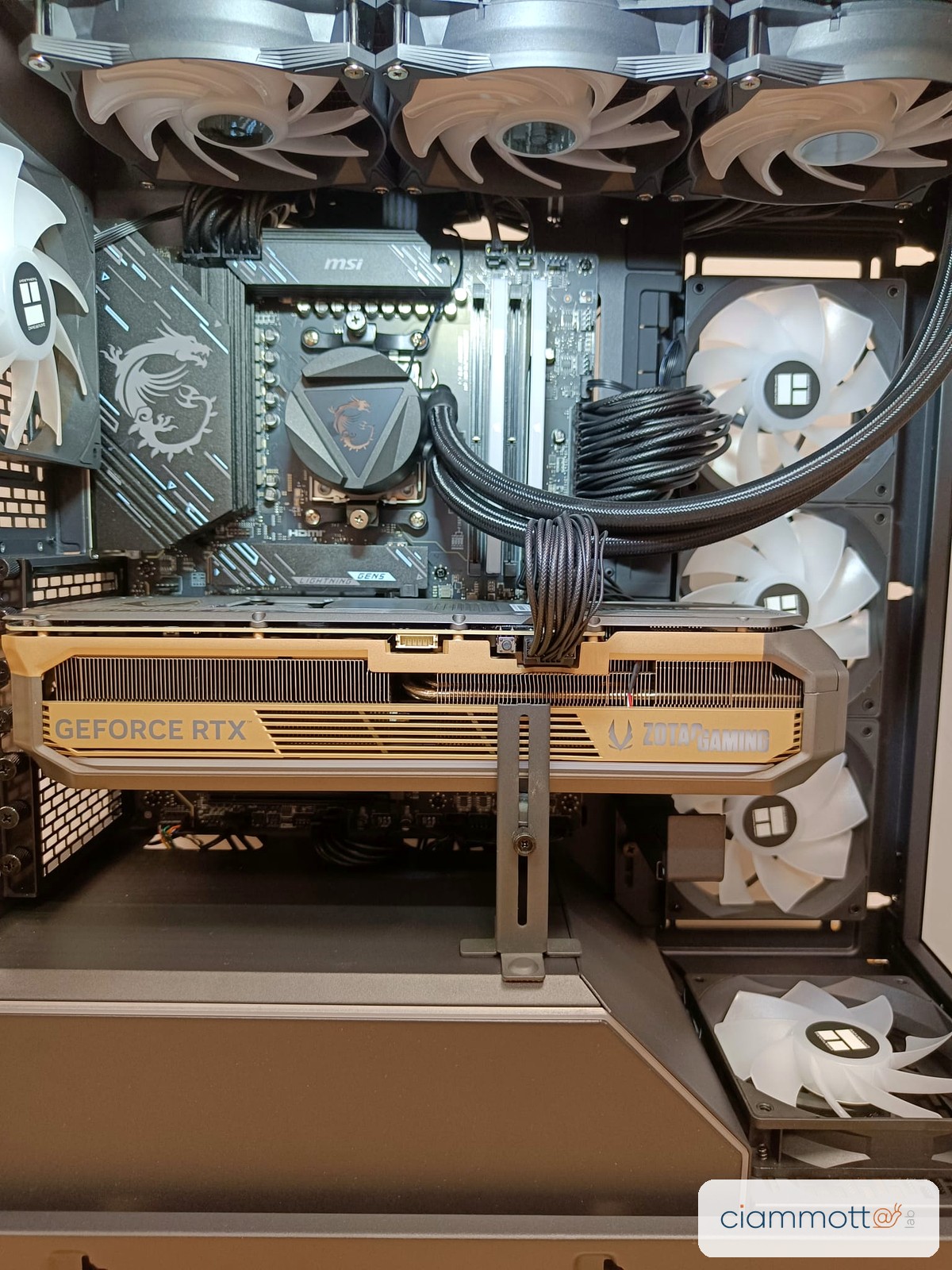 Scheda video Zotac RTX installata con cavi in ordine
