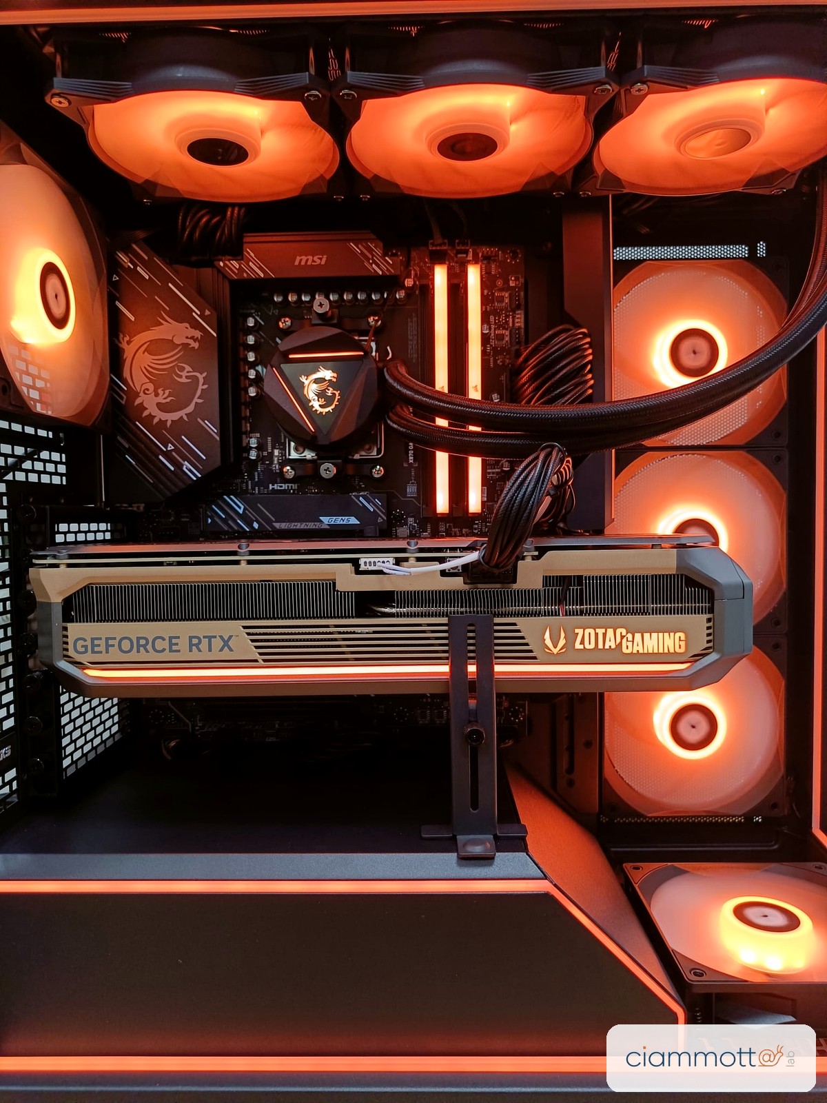 Illuminazione RGB arancione della scheda video e delle ventole
